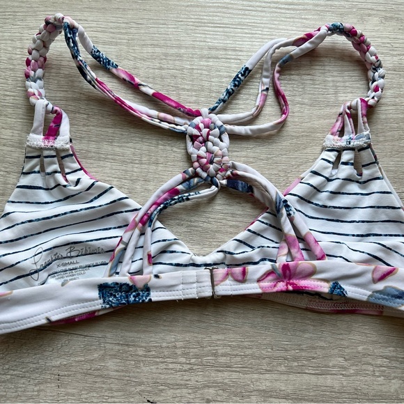 Frankie’s bikini - Picture 3 of 4